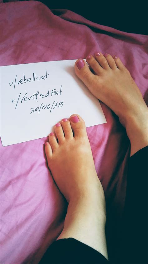 hellovivifeet|@helloViviFeet 